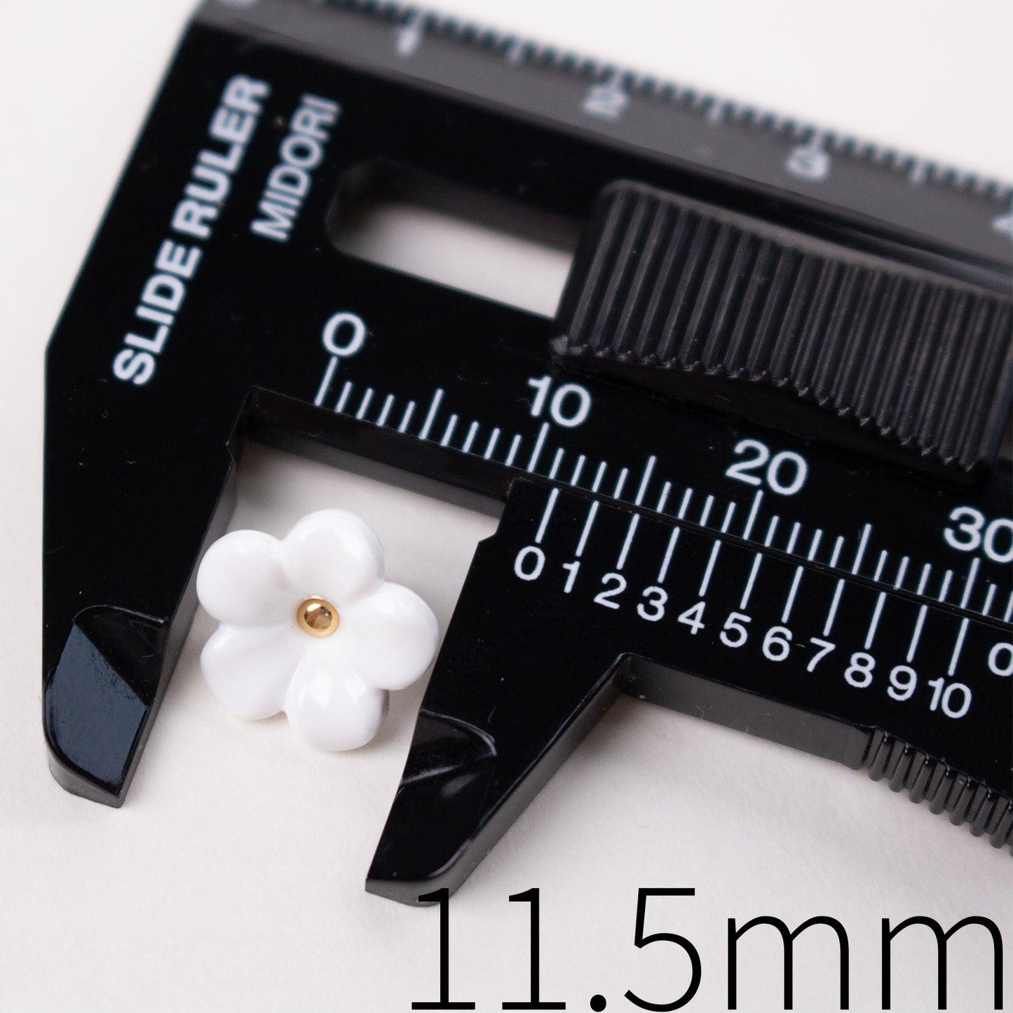 11.5 13mm Jasmine Buttons
