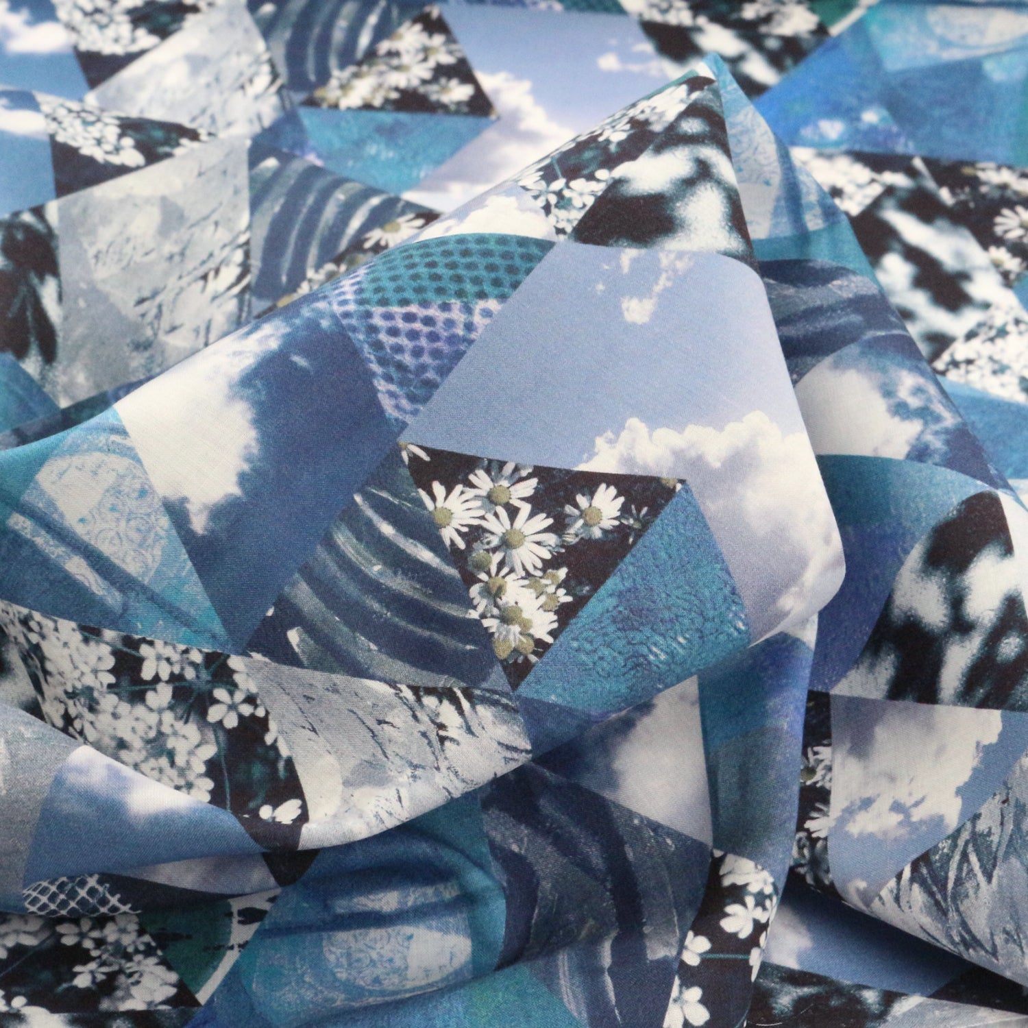 Liberty of London (Cotton Tana Lawn Fabric) - stroll - FO:REST Fabric 布恩堂Liberty fabrictana lawnjapanese fabricykk zipper